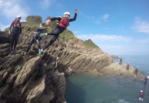 coasteering devon, coasteering north devon, coasteering croyde, croyde, family activities, adrenaline activities near me 